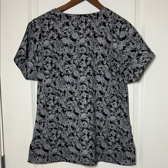 Vera Bradley Scrubs Short Sleeve Top Black White Floral Medium - Picture 5 of 6